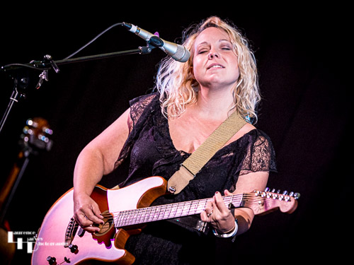 Chantel McGregor on vocals & guitar