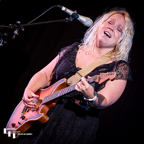 Chantel McGregor on vocals & guitar