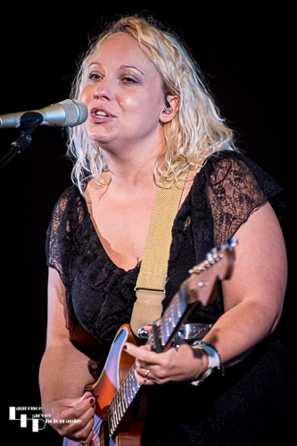 Chantel McGregor on vocals & guitar