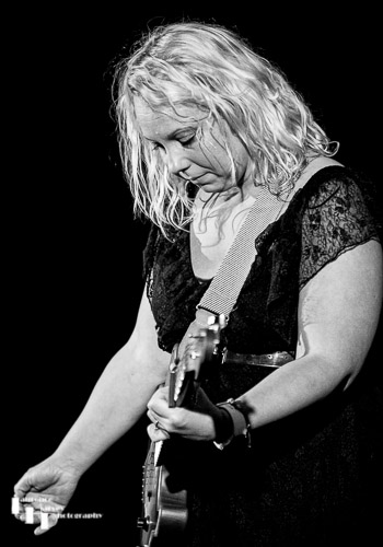 Chantel McGregor on vocals & guitar