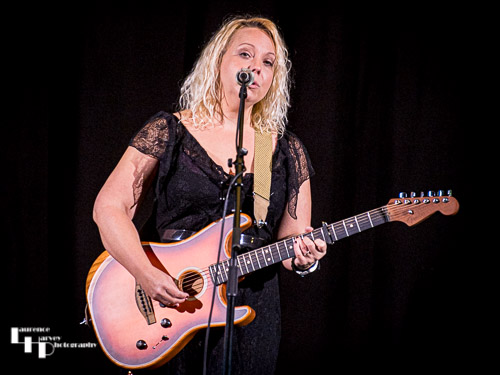 Chantel McGregor on vocals & guitar