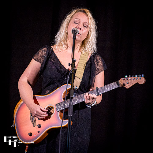 Chantel McGregor on vocals & guitar