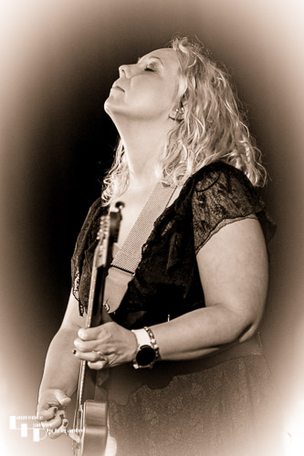 Chantel McGregor on vocals & guitar