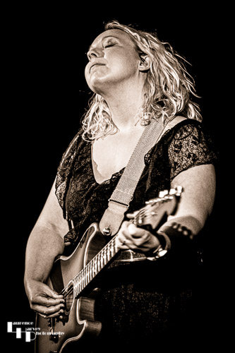 Chantel McGregor on vocals & guitar