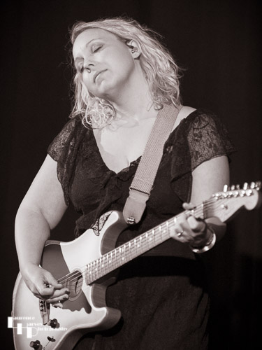 Chantel McGregor on vocals & guitar