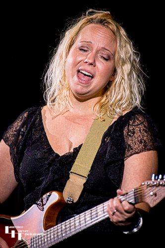 Chantel McGregor on vocals & guitar