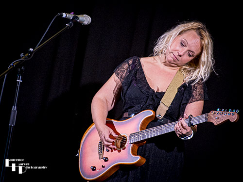 Chantel McGregor on vocals & guitar