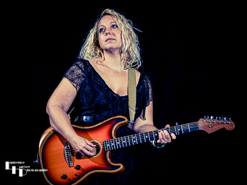Chantel McGregor on vocals & guitar