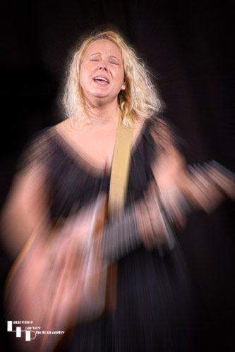 Chantel McGregor on vocals & guitar