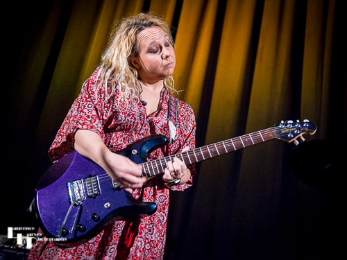 Chantel McGregor on vocals & guitar