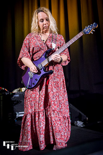 Chantel McGregor on vocals & guitar