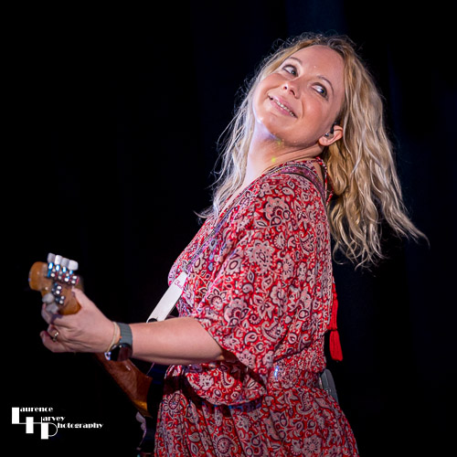 Chantel McGregor on vocals & guitar