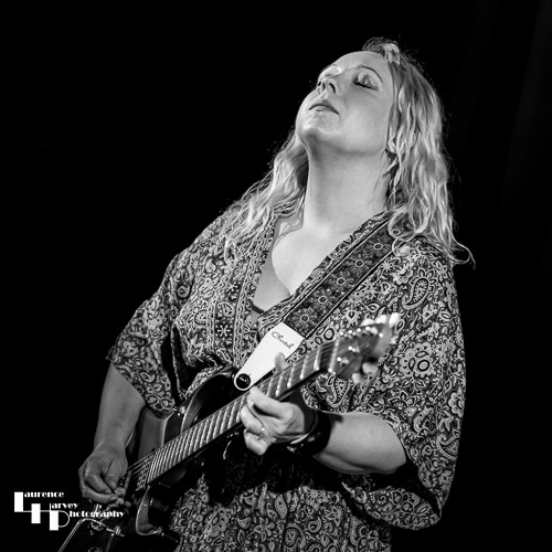 Chantel McGregor on vocals & guitar