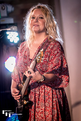 Chantel McGregor on vocals & guitar