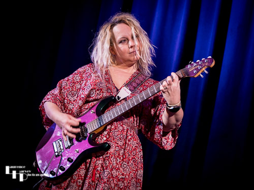 Chantel McGregor on vocals & guitar