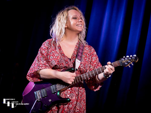 Chantel McGregor on vocals & guitar