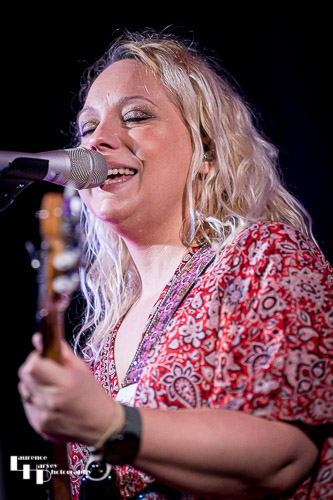 Chantel McGregor on vocals & guitar