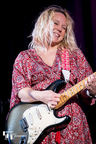 Chantel McGregor on vocals & guitar