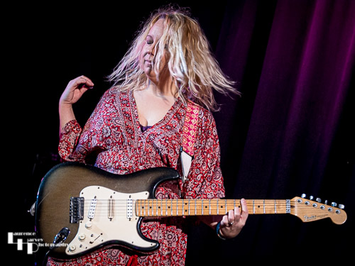 Chantel McGregor on vocals & guitar