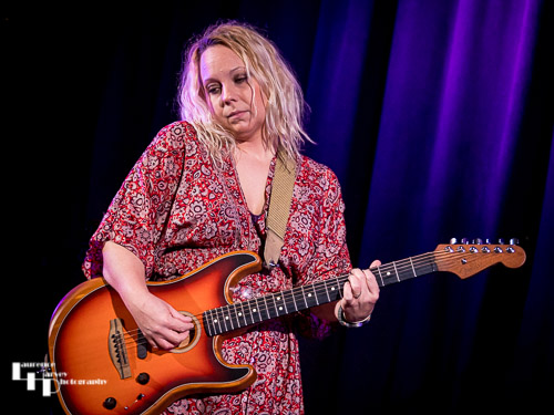 Chantel McGregor on vocals & guitar