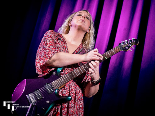 Chantel McGregor on vocals & guitar