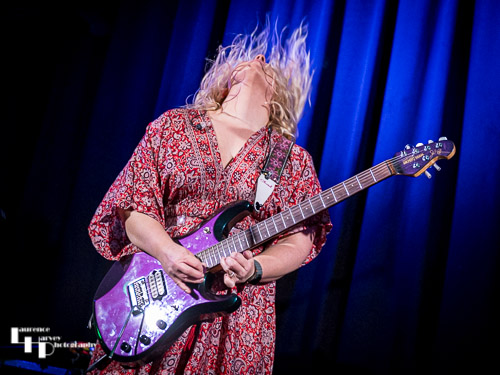 Chantel McGregor on vocals & guitar