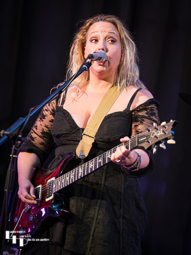 Chantel McGregor on vocals & guitar