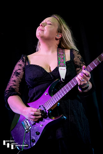 Chantel McGregor on vocals & guitar