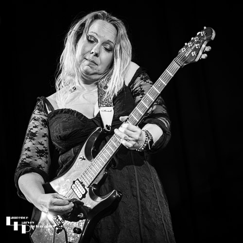 Chantel McGregor on vocals & guitar