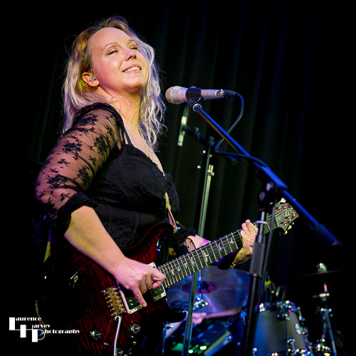 Chantel McGregor on vocals & guitar