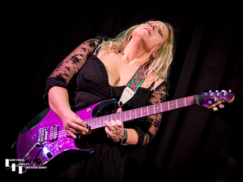 Chantel McGregor on vocals & guitar