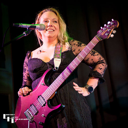 Chantel McGregor on vocals & guitar