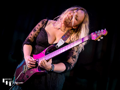 Chantel McGregor on vocals & guitar