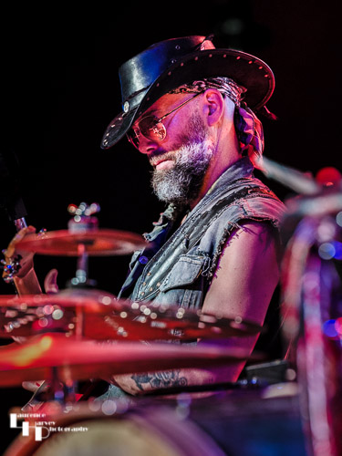 Graeme 'Gray' Moncrieff on guitar & vocals