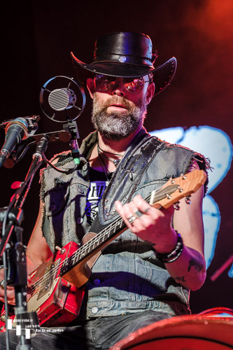 Graeme 'Gray' Moncrieff on guitar & vocals