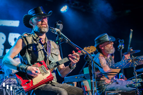 Graeme 'Gray' Moncrieff on guitar & vocals