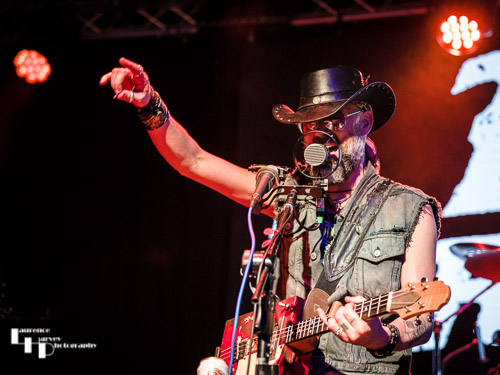 Graeme 'Gray' Moncrieff on guitar & vocals