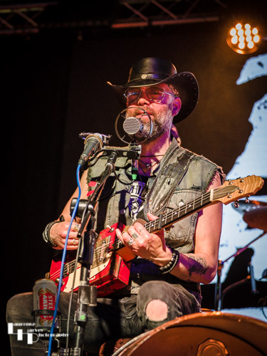 Graeme 'Gray' Moncrieff on guitar & vocals