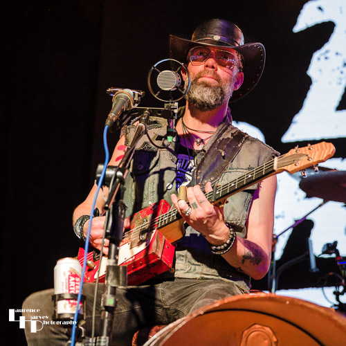 Graeme 'Gray' Moncrieff on guitar & vocals