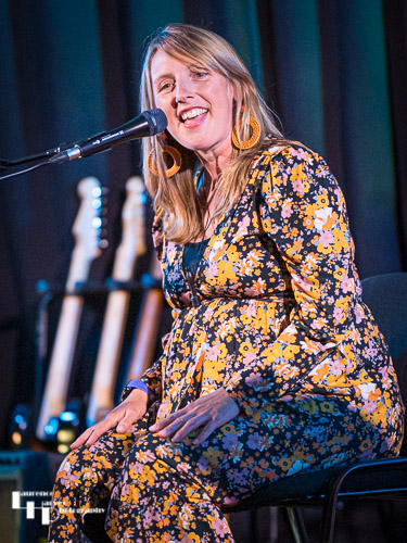 Lauren Dove on vocals