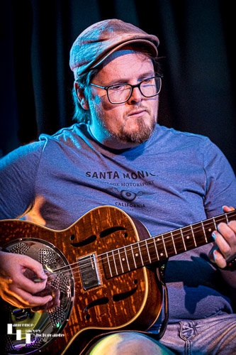 Mark ‘Boweevil’ Howes on guitar