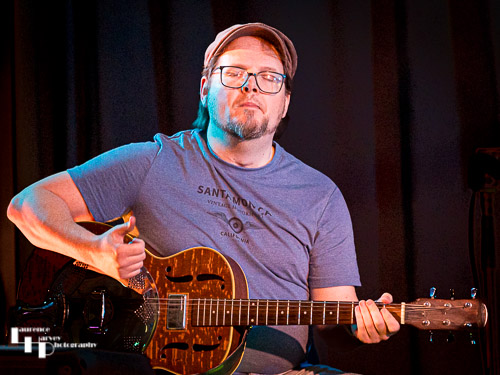 Mark ‘Boweevil’ Howes on guitar