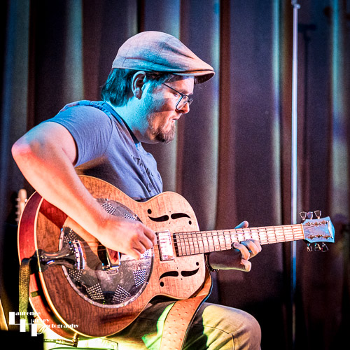 Mark ‘Boweevil’ Howes on guitar