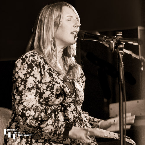 Lauren Dove on vocals