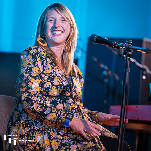 Lauren Dove on vocals