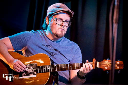 Mark ‘Boweevil’ Howes on guitar