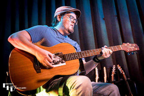 Mark ‘Boweevil’ Howes on guitar