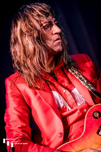 Tom Shemerr on guitar