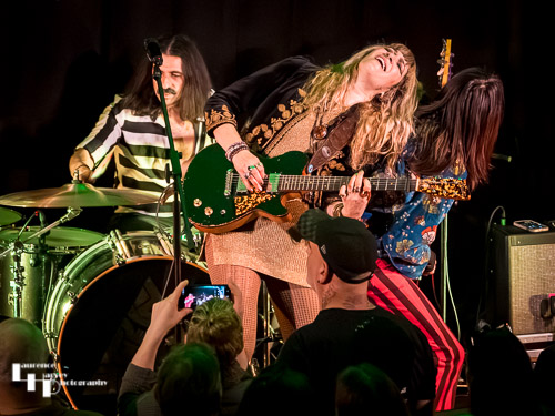 Lee-la Baum on vocals & guitar, Dave Traina on drums, PY Letellier on bass