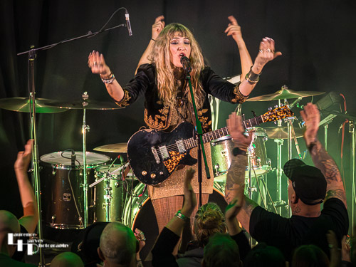 Lee-la Baum on vocals & guitar